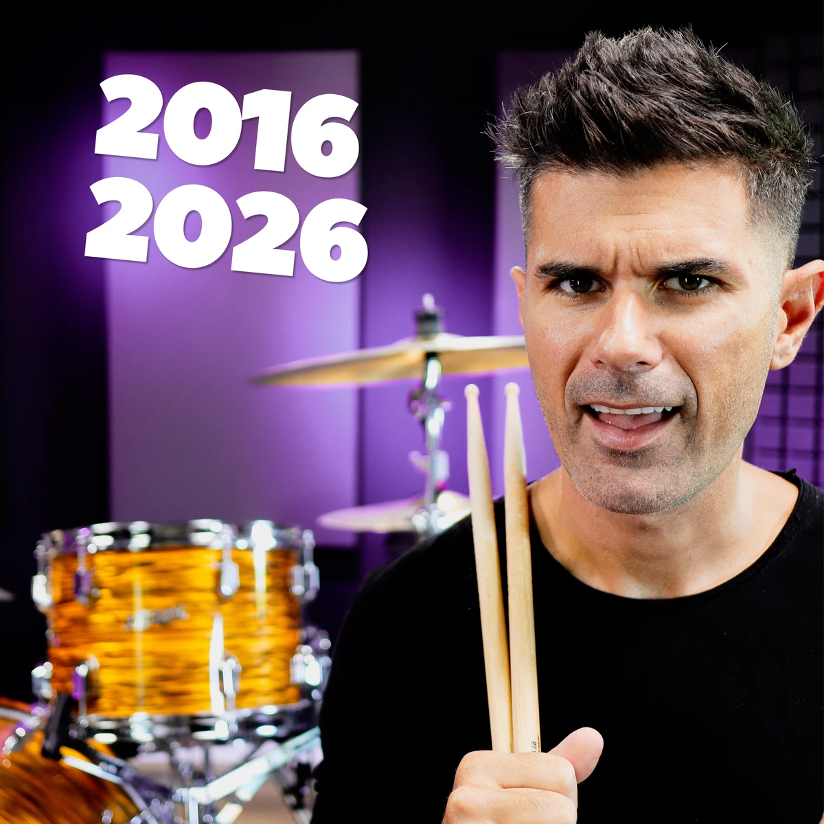 Dado con le bacchette nel suo studio, per i dieci anni di SuonareLaBatteria: 2016–2026